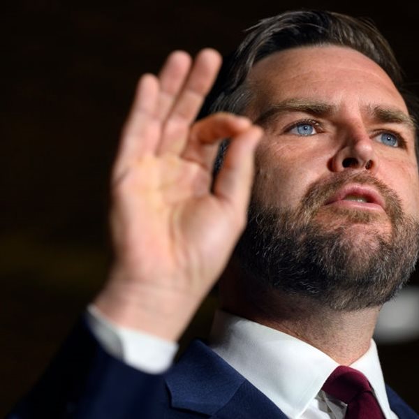 Σε άλλα νέα, ο JD Vance χρησιμοποίησε τις 'Συμμορίες της Νέας Υόρκης' ως πολιτικό επιχείρημα