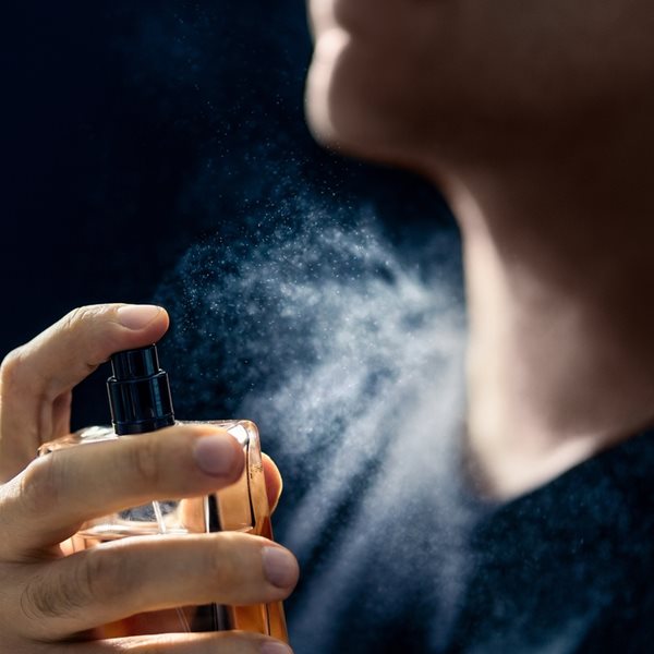 Πώς θα κάνεις το άρωμά σου να διαρκεί περισσότερο