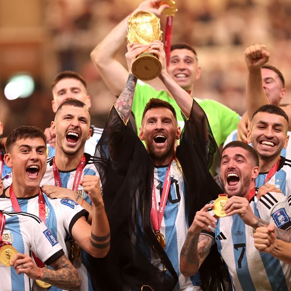 Τι είναι το παραδοσιακό Bisht που φόρεσε ο Messi στην απονομή