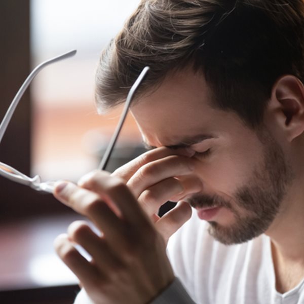 Αναρωτήθηκες ποτέ γιατί σε τρώνε τα μάτια σου το βράδυ;