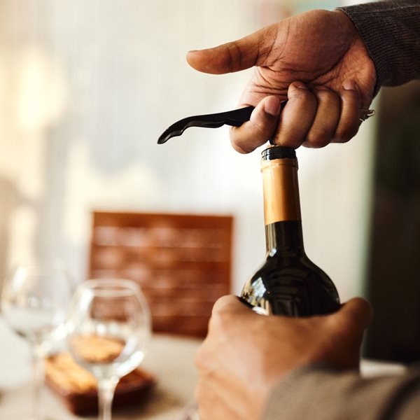 Έξυπνα κόλπα για να ανοίγεις το μπουκάλι κρασί χωρίς ανοιχτήρι
