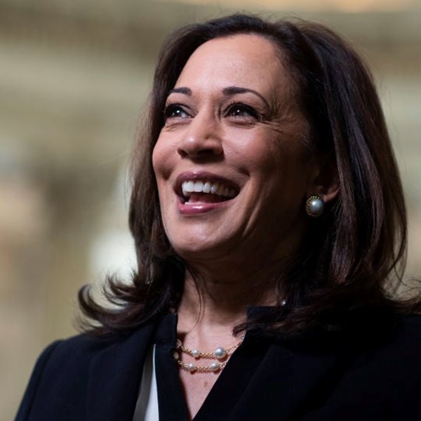 Sneakers, ενσυναίσθηση και θάνατοι: Η πολλαπλά αντισυμβατική Kamala Harris