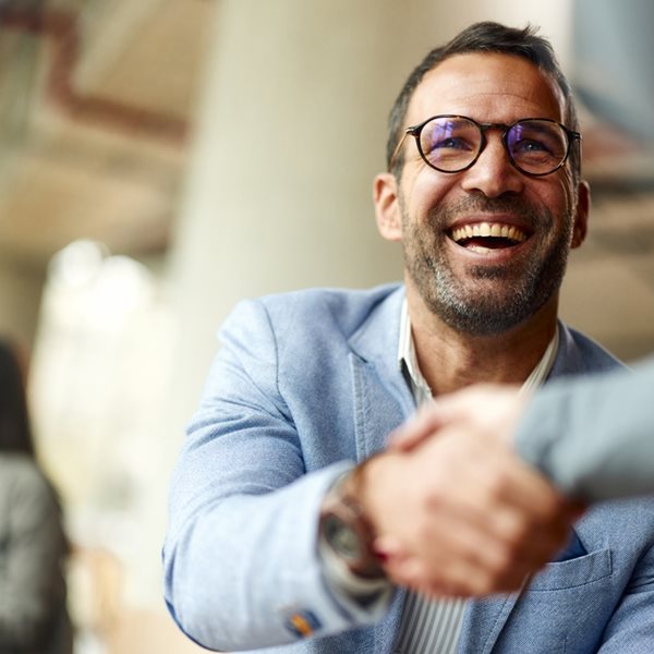 Πώς πρέπει να αντιδράς σε ένα κομπλιμέντο, σύμφωνα με τους ειδικούς