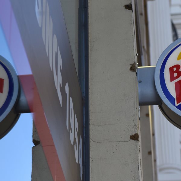 Τα Burger King θέλουν να παραγγείλεις από τα McDonald's