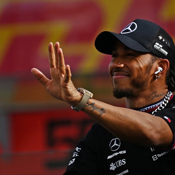 Ο Lewis Hamilton "διέλυσε" τη Nissan GTR Skyline R34