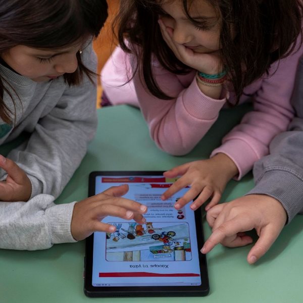 COSMOTE TELEKOM: νέα εποχή συνδεσιμότητας σε όλα τα δυσπρόσιτα σχολεία της χώρας με δωρεάν γρήγορο ίντερνετ