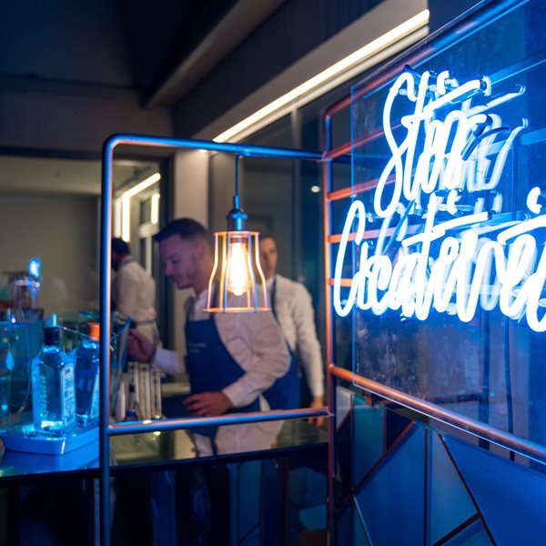 Στο ΕΜΣΤ με Bombay Sapphire για 5 νέες εκθέσεις