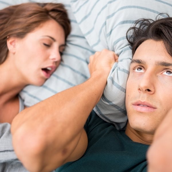 Τι να κάνεις αν ροχαλίζεις συνέχεια