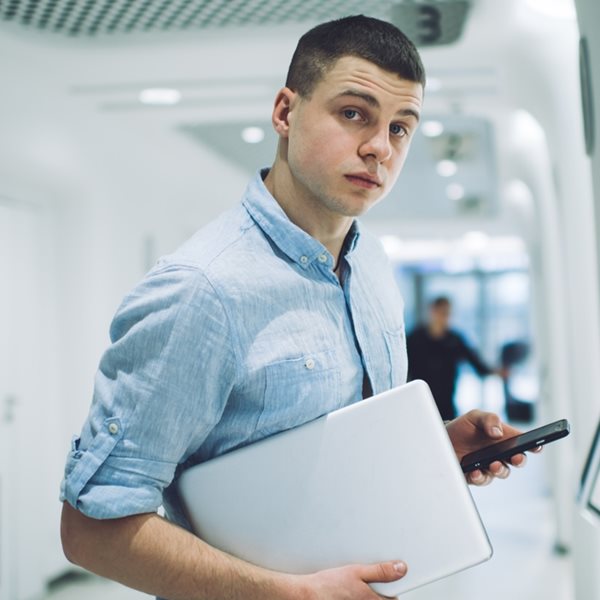 Χάσμα επικοινωνίας στη δουλειά: Γιατί οι 30άρηδες δεν μιλούν με τους 50άρηδες, σύμφωνα με έρευνα