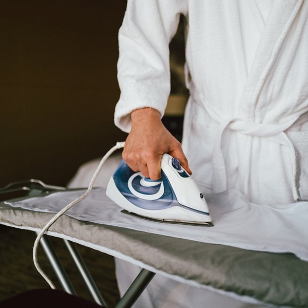 Σιδερώνοντας μόνος στο σπίτι