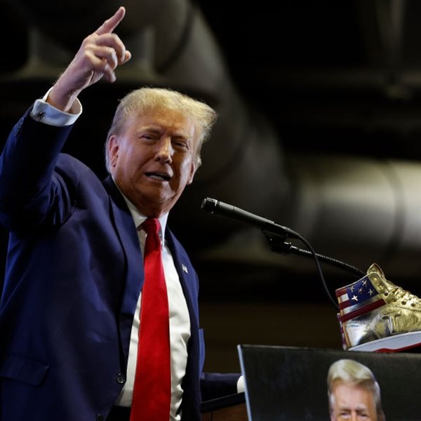 Για κάποιο απίθανο λόγο, τα κακόγουστα παπούτσια του Donald Trump έγιναν ανάρπαστα