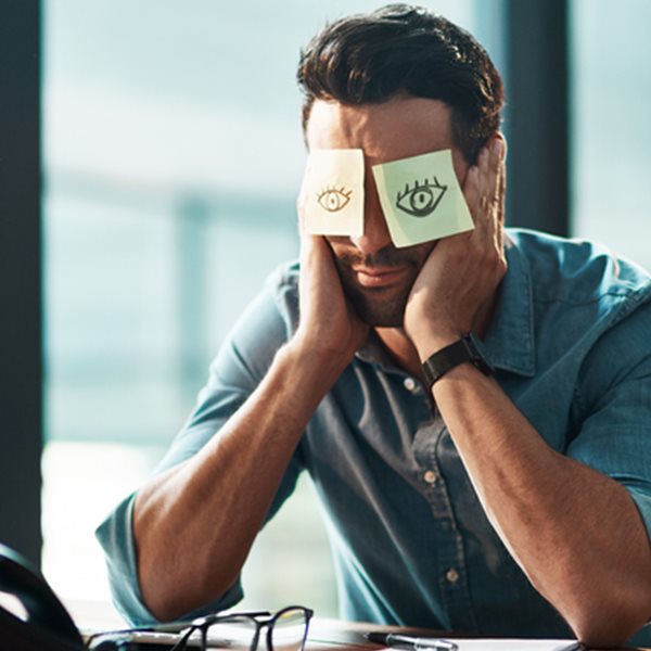 Η ιαπωνική τεχνη του να κοιμάσαι στη δουλειά