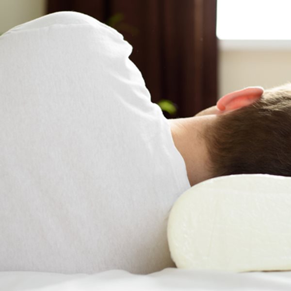 Μαξιλάρια λαιμού: Μειώνουν τον πόνο και βελτιώνουν τον ύπνο;