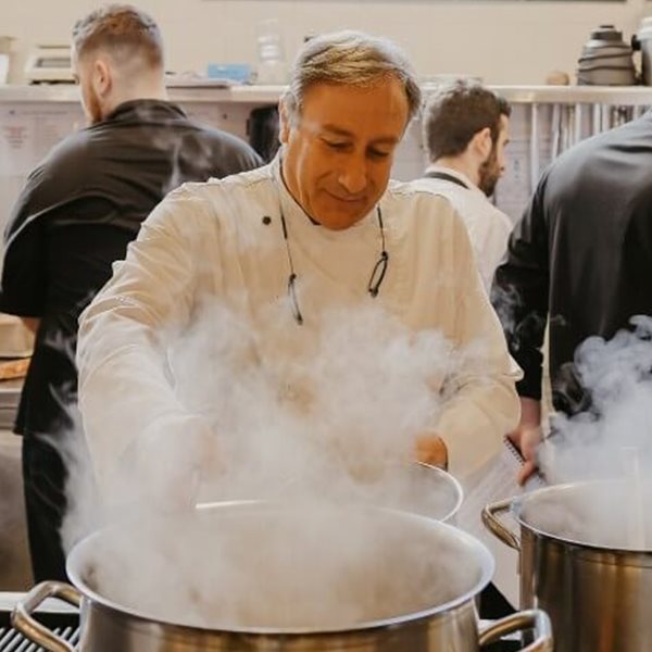 Ο Γιάννης Μπαξεβάνης μαγειρεύει στο Instagram