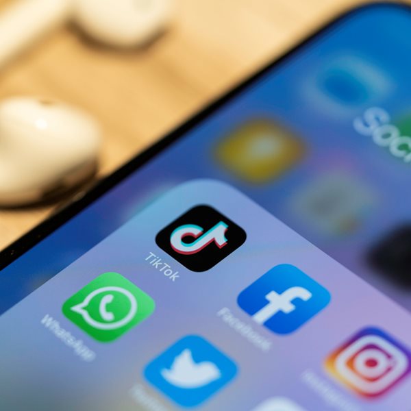 Πώς τα δισεκατομμύρια φέρνουν εξουσία μέσω σόσιαλ μίντια