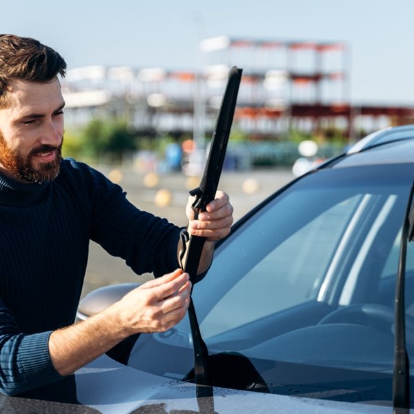 Μερικά έξυπνα κόλπα για να αντέξουν περισσότερο οι υαλοκαθαριστήρες σου