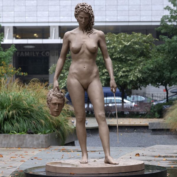 Το άγαλμα-σύμβολο του #MeToo στη Νέα Υόρκη