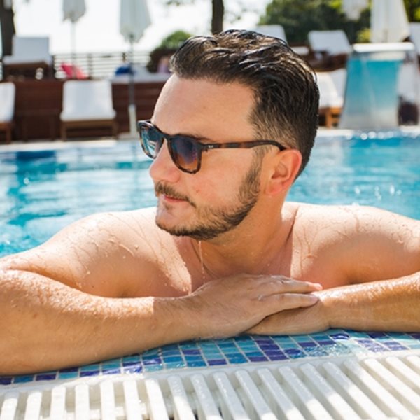 Τελικά, πόσο κακό σου κάνει το να κοιμάσαι με βρεγμένα μαλλιά;