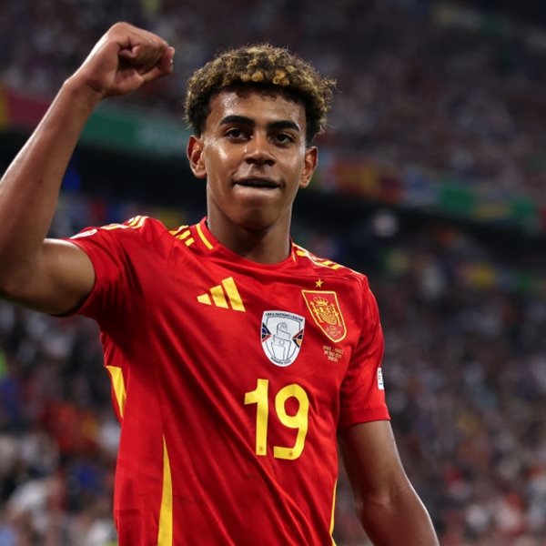 Σε άλλα νέα, ο Lamine Yamal έκανε live στο Instagram και έδειξε γυμνούς τους συμπαίκτες του