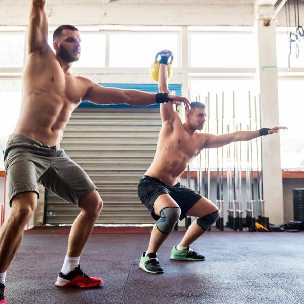 3 ασκήσεις με kettlebell που θα σε βοηθήσουν να δυναμώσεις τους κοιλιακούς σου