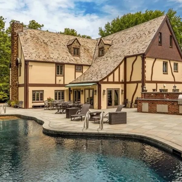 Διακοπές στην Airbnb έπαυλη του Vito Corleone