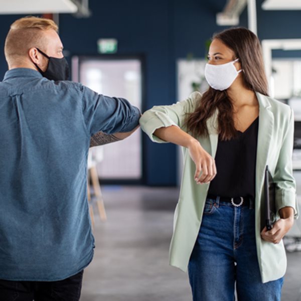 H αποκλιμάκωση της Όμικρον οδηγεί σε χαλάρωση των μέτρων