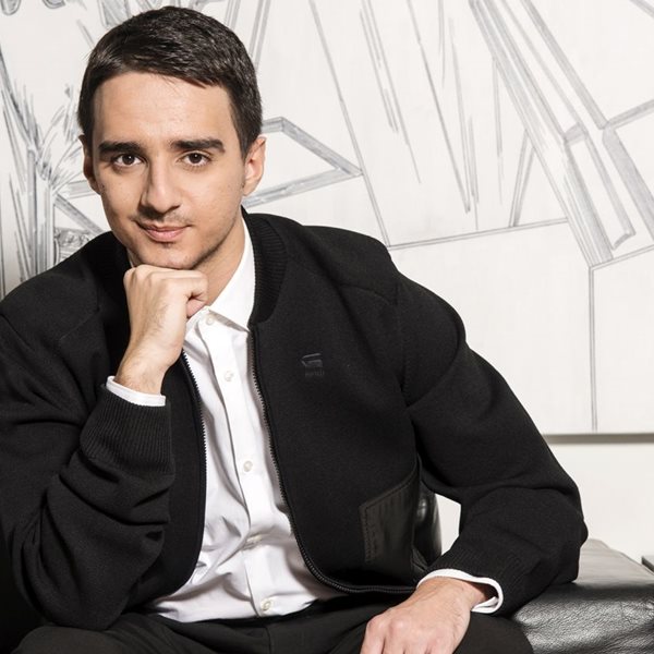 Το Lacoste Original είναι το άρωμα που εκφράζει την προσωπικότητά σου, σύμφωνα με τον Στρατή Χατζησταματίου