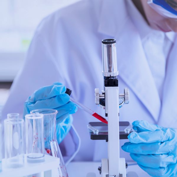 Ξεκινά η παραγωγή του εμβολίου για τον κορονοϊό στην Οξφόρδη