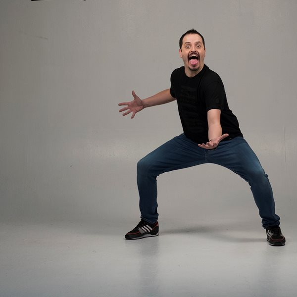 Ο Αλέξανδρος Τσουβέλας είναι ό,τι καλύτερο υπάρχει στο ελληνικό ίντερνετ