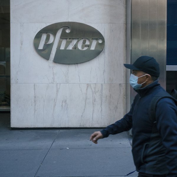 H Pfizer μειώνει τις παραδόσεις του εμβολίου για τον κορονοϊό στην Ευρώπη