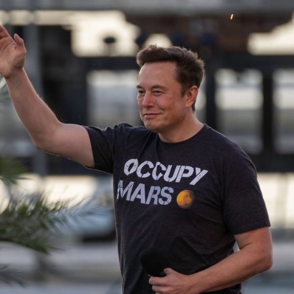 Πρώην του Elon Musk δημοπράτησε φωτογραφίες του από τη σχολή