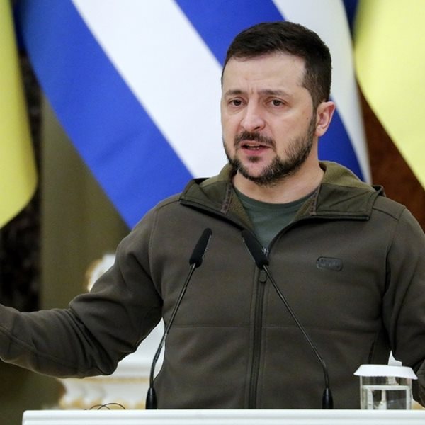 Με δάκρυα στα μάτια υποδέχτηκαν τον Zelensky στη Χερσώνα οι Ουκρανοί