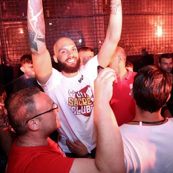 Απόλυτος χαμός με την υποδοχή Φουρνιέ από τους οπαδούς του Ολυμπιακού (video)