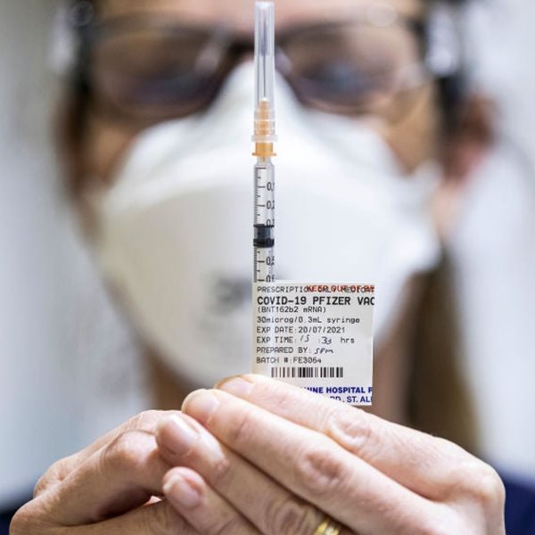 Το εμβόλιο της Pfizer εξασφαλίζει πλήρη έγκριση