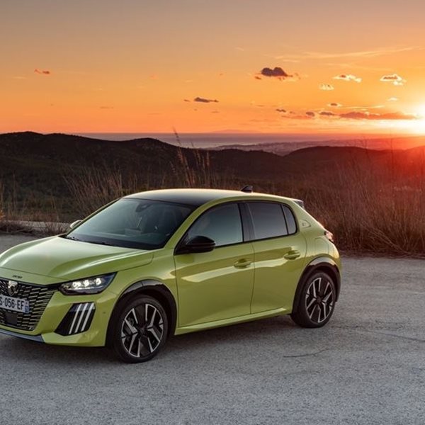 Αποστολή στη Βαρκελώνη για μερικές βόλτες με το νέο Peugeot e-208