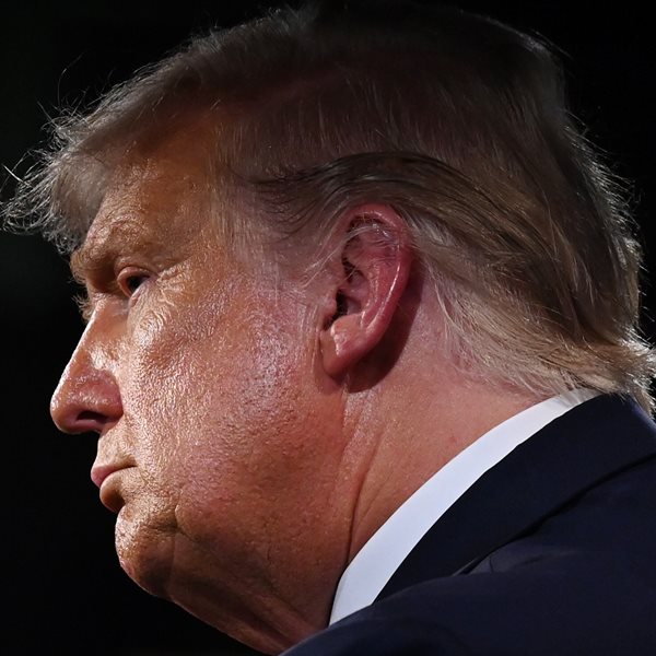 Στο νοσοκομείο με πυρετό και αναπνευστικά προβλήματα o Donald Trump