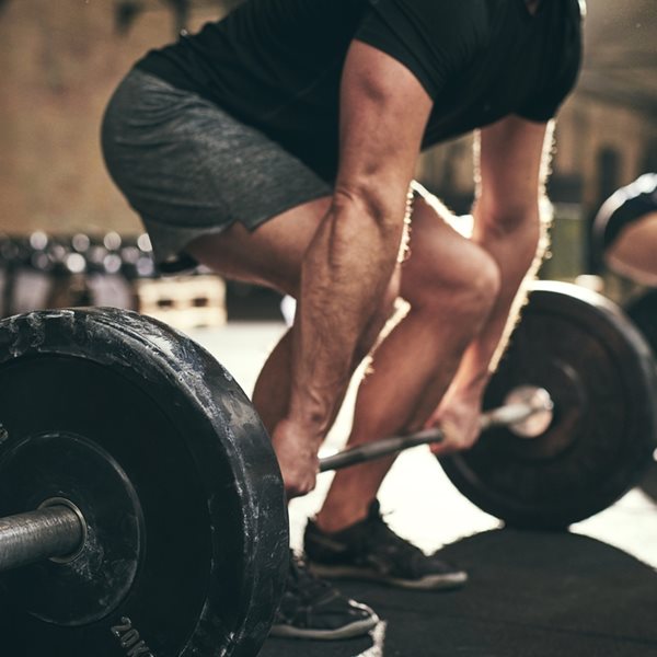 Πώς και γιατί η γυμναστική με βάρη μας βοηθά να ζούμε περισσότερα χρόνια