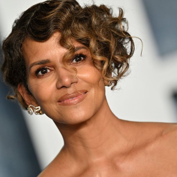 H Halle Berry φόρεσε το μαγιό της και αναρωτιέται αν θέλει να είναι καλή ή κακή