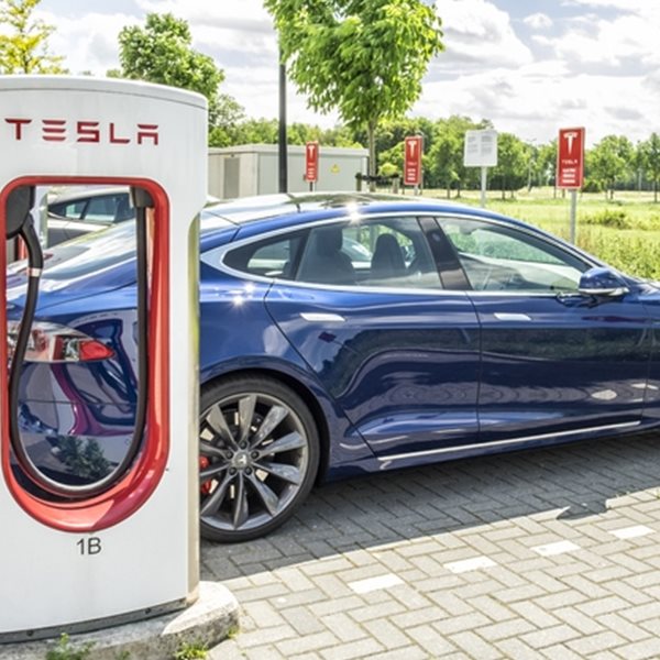 H Eυρωπαϊκή Ένωση χρηματοδοτεί την Tesla με 150 εκατ. ευρώ. Αλλά γιατί;