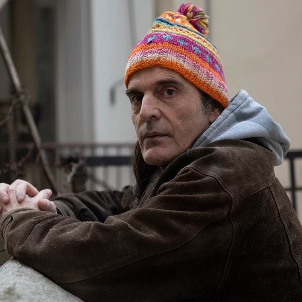 Έφυγε' από τη ζωή ο Γιώργος Τόλιος, ο ντράμερ του συγκροτήματος 'Τρύπες'