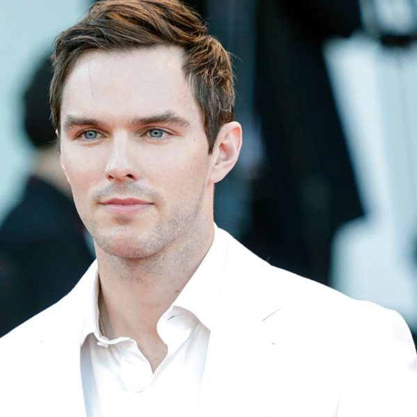 O Nicholas Hoult 'κλέβει' την παράσταση στο βίντεο κλιπ Mess It Up των Rolling Stones