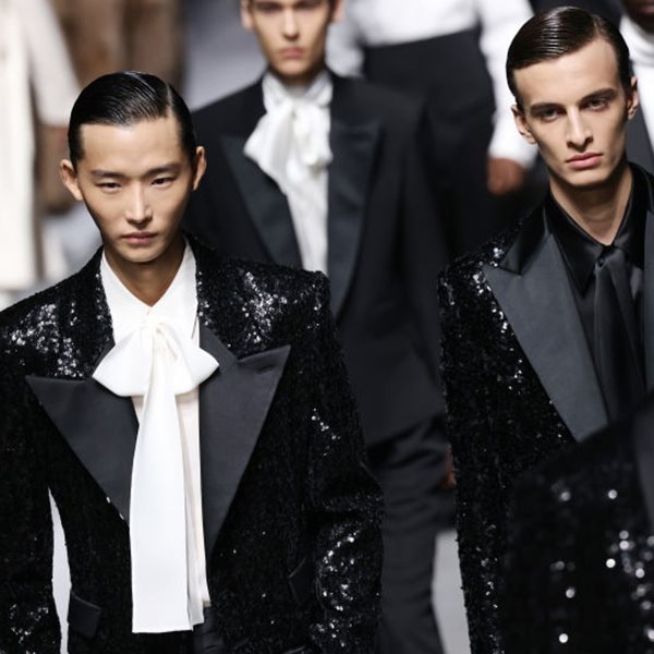 Τεράστιες γούνες, μαλλιά σαμουράι και ελαφρύ make up στην αντρική εβδομάδα μόδας του Μιλάνου