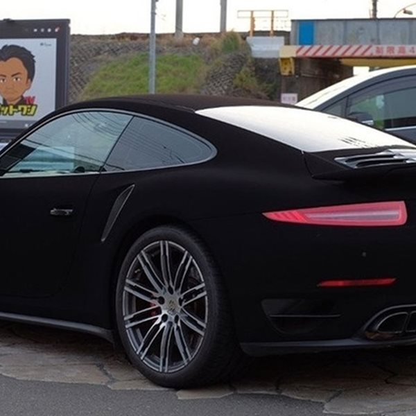 Να πώς βάφεται η πιο μαύρη Porsche 911 στον κόσμο