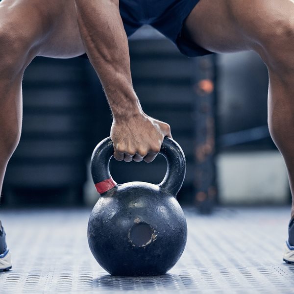 5 κλασικές ασκήσεις με kettlebell για το σπίτι