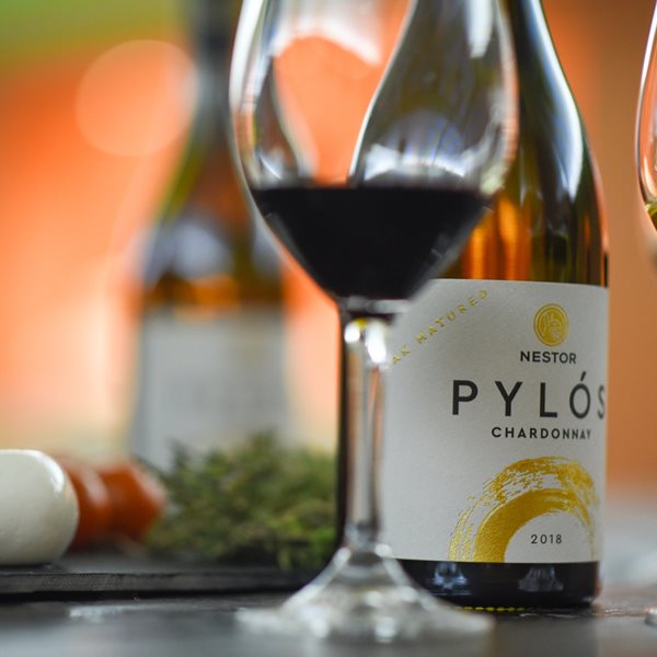 Δύο ξεχωριστά λευκά παλαιωμένα κρασιά για την καρδιά του χειμώνα