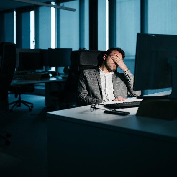 Ένας ψυχαναλυτής εξηγεί γιατί στο burnout δεν αρκεί μόνο να χαλαρώσεις