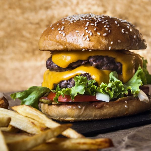 Η απόλυτη συνταγή για τη σημερινή Double Cheeseburger Day