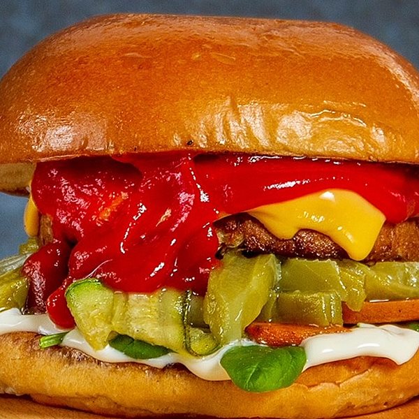 Ήρθε η ώρα να μιλήσουμε για το πιο viral vegan burger της Αθήνας