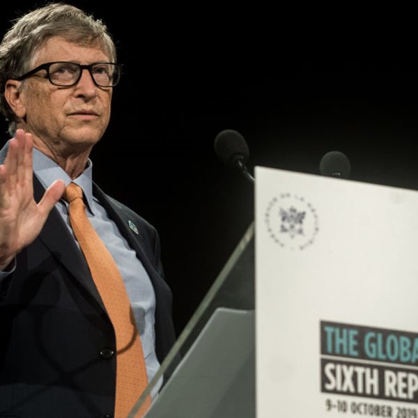 Η απάντηση του Bill Gates στις θεωρίες συνωμοσίας για το εμβόλιο του κορονοϊού
