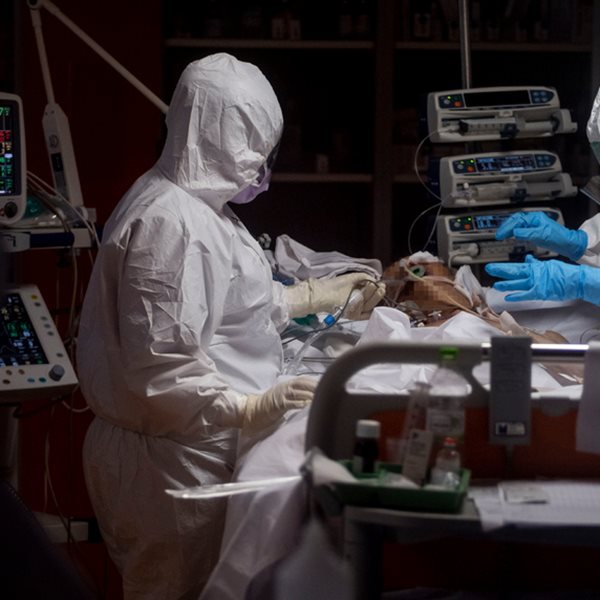 Covid-19: Φόβους για τρίτο κύμα εκφράζει ειδικός του ΠΟΥ